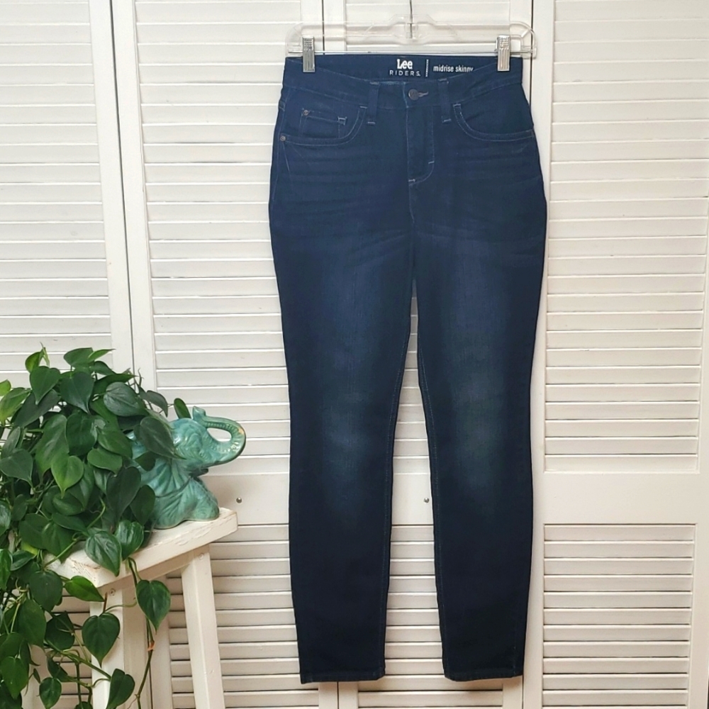 NWOT Lee Rider Size 4 Midrise Skinny Jeans.